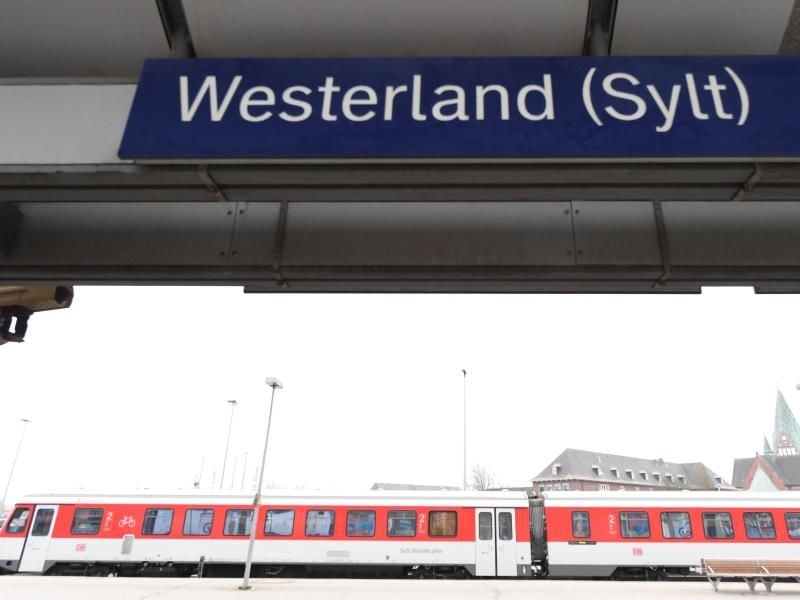 Ein Zug der DB-Regio steht in Westerland auf dem Bahnhof. Foto: Carsten Rehder/Archiv