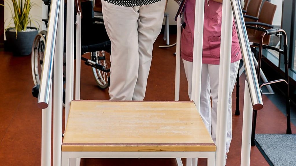 Vera Issel übt mit der Physiotherapeutin Adrienne Schade das Treppensteigen.