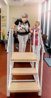 Vera Issel übt mit der Physiotherapeutin Adrienne Schade das Treppensteigen.