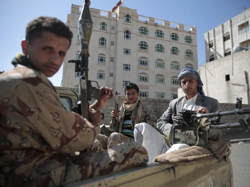 Bewaffnete jemenitische Huthi-Rebellen, die vom Iran unterstützt werden, sitzen auf der Ladefläche eines Transporters in Al-Hudaida.Der Jemen gehört zu den Gebieten, in denen die Lage laut Global Peace Index schlechter geworden ist. Foto: Hani Mohammed/AP