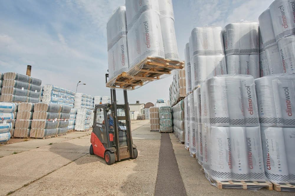 Sicora-Mitarbeiter Arthur Sprenger entlädt mit dem Gabelstapler einen Lkw der Schwesterfirma Contex, der Glaswolle-Rollen angeliefert hat.