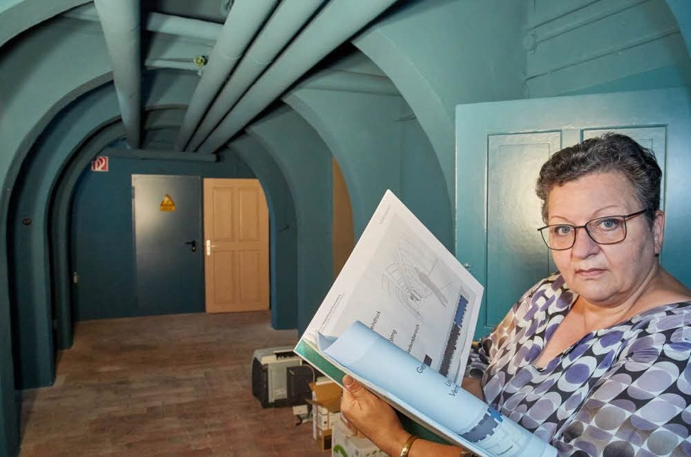Ute Hoffmann steht in den Ausstellungsräumen der Gedenkstätte für Opfer des NS-„Euthanasie”, die momentan für Besucher geschlossen sind.