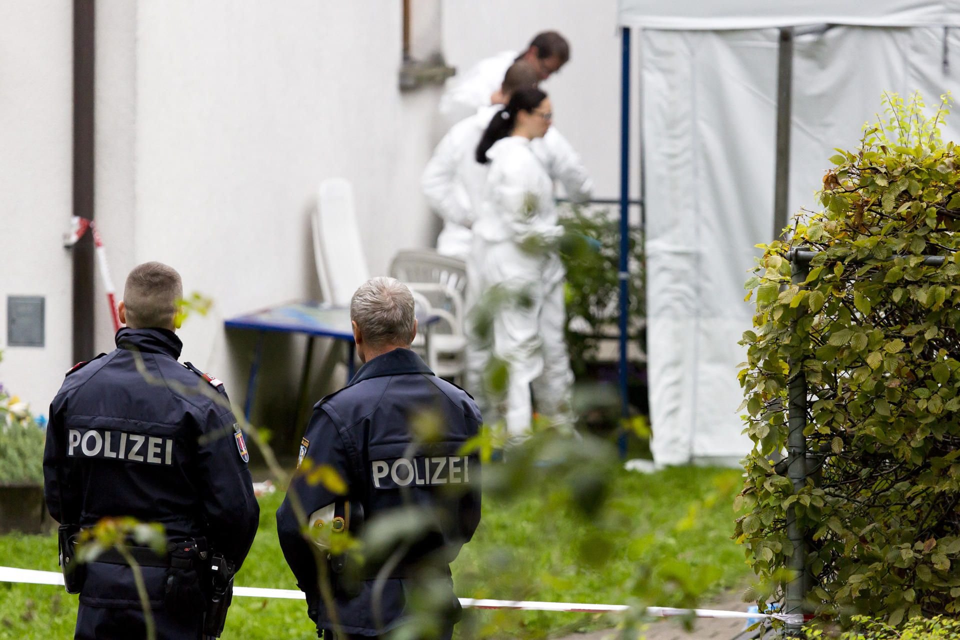 Einsatzkräfte der Polizei und der Spurensicherung sind am 16.09.2017 in Hohenems, Vorarlberg (Österreich) am Tatort.