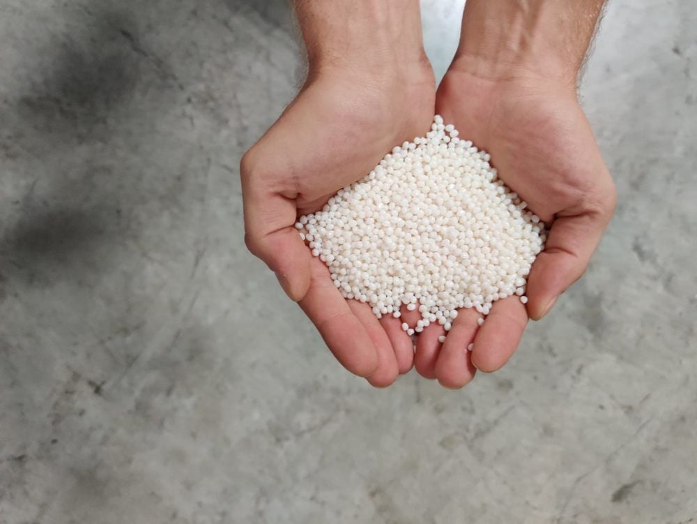 Bio-Celain als Granulat: Wirkt wie ganz normales Plastikmaterial, zerfällt aber auf dem Komposthaufen einfach zu Erde.