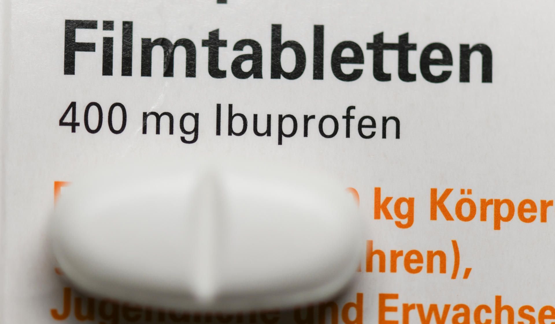 Wer unter dem Coronavirus leidet, sollte vorerst auf Ibuprofen verzichten.