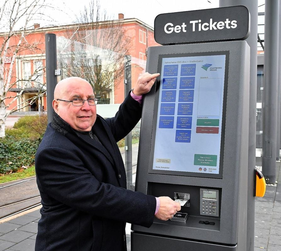 Stadtwerkechef Thomas Zänger am neuen Automaten