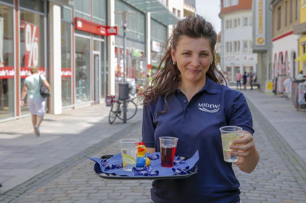 Nancy Föhse lud die Passanten auf ein Leitungswasser ein.