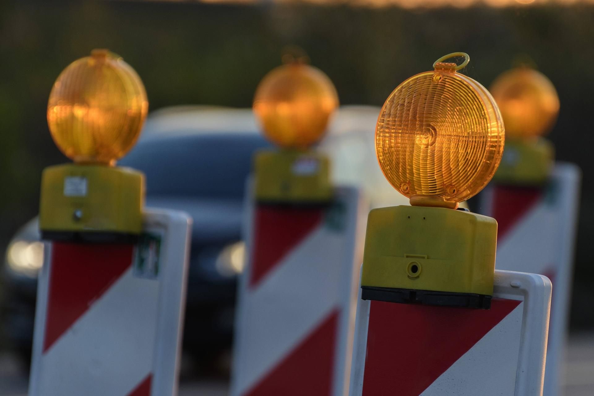 Warnleuchte an einer Baustelle (Symbolbild)