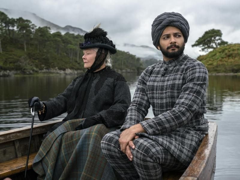 Abdul (Ali Fazal) erfreut Königin Victoria (Judi Dench) mit seiner sympathischen Unbekümmertheit. Foto: Peter Mountain