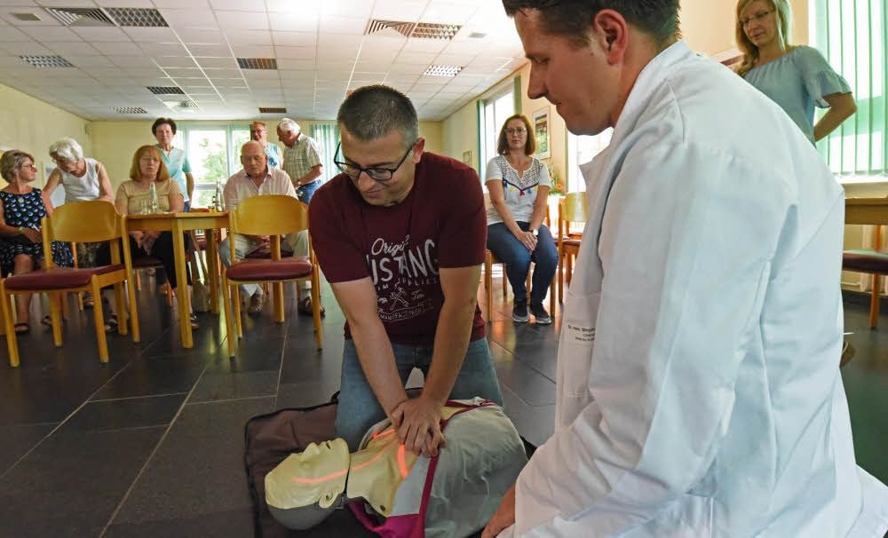 Unter Leitung von Dr. Stephan Singöhl, Chefarzt der Notfallmedizin, konnten die Besucher, hier Dejan Risteski, auf den Brustkorb der Puppe drücken.