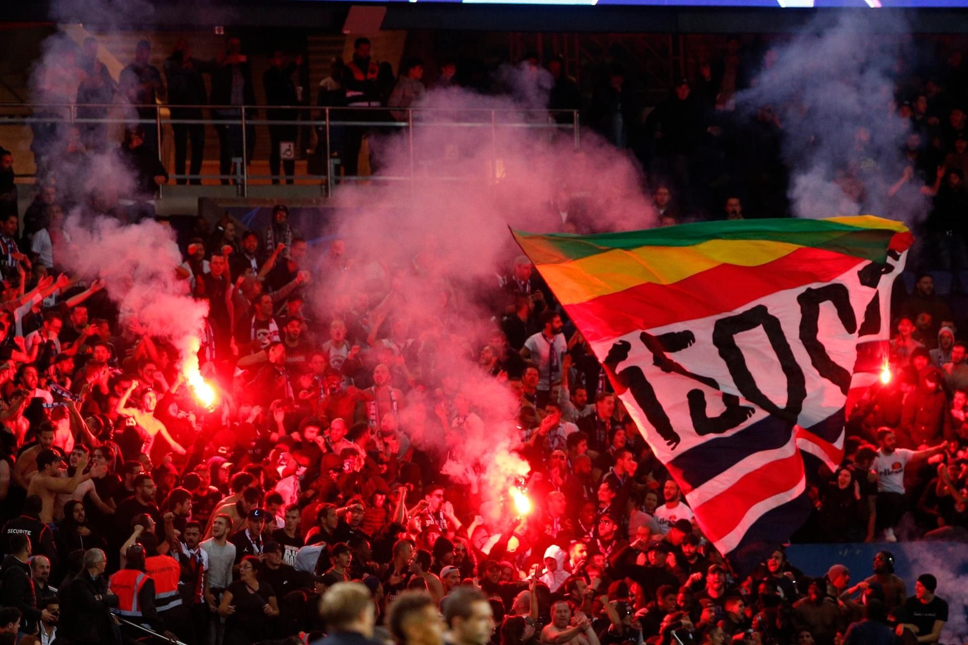 PSG-Fans brennen bengalische Fackeln ab.