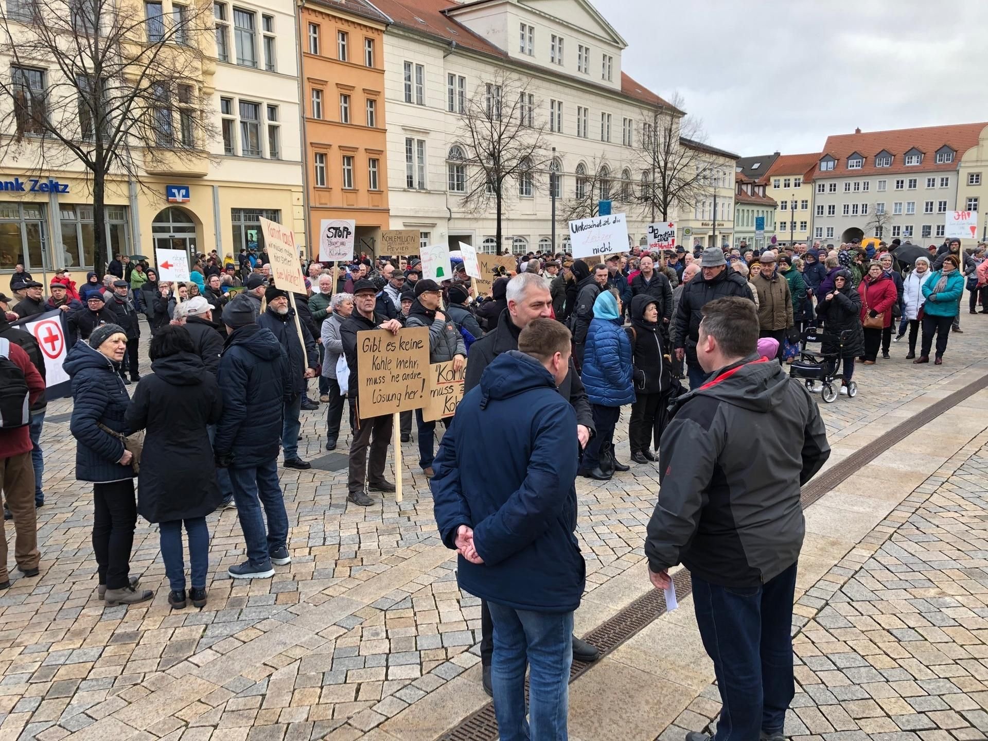 Hunderte Zeitzer sind dem Aufruf zum Protest vor dem Rathaus gefolgt.