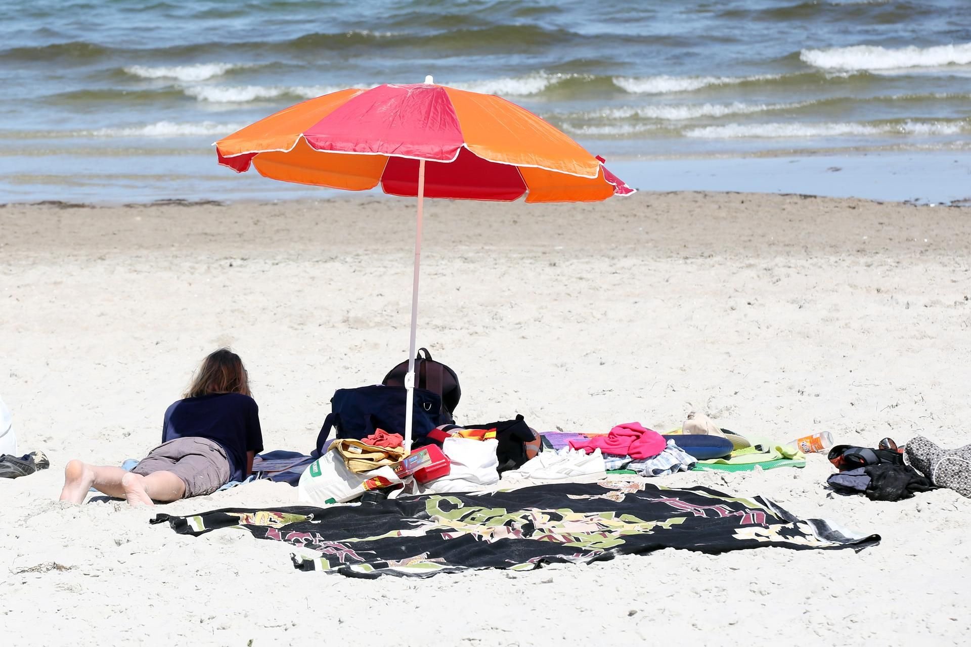 Je nach Hauttyp sollte die Haut erst langsam an UV-Strahlung gewöhnt werden: lieber erstmal im Schatten bleiben und engmaschige Kleidung anziehen.