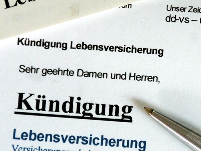 Bei einem Kündigungsschreiben gibt es einiges zu beachten - Fristen sind einzuhalten und es sollte immer eine Bestätigung über den Erhalt der Kündigung angefordert werden. Foto: Jens Büttner/dpa