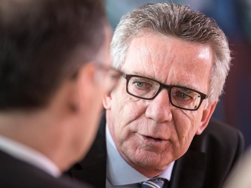 Bundesinnenminister Thomas de Maiziere vor Beginn einer Kabinettssitzung im Gespräch mit Bundesjustizminister Heiko Maas. Foto: Michael Kappeler/Archiv