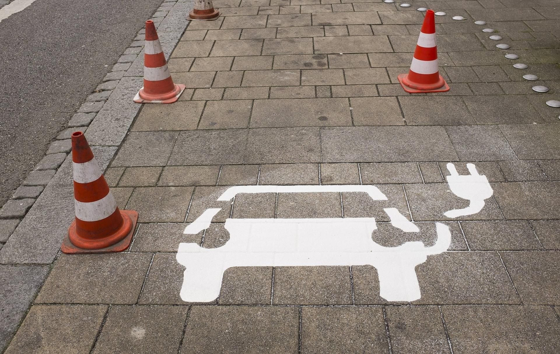 Eine neu aufgebrachte Parkplatzmarkierung für Elektrofahrzeuge