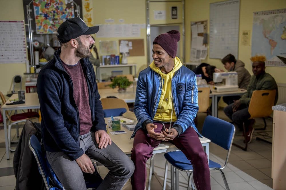 „Wir sind Betreuer, keine Ersatzeltern“, sagt Andreas Below (links), Leiter der Clearingstelle in Halle-Nietleben. Er kümmert sich um Flüchtlinge wie Dauda Daramy.