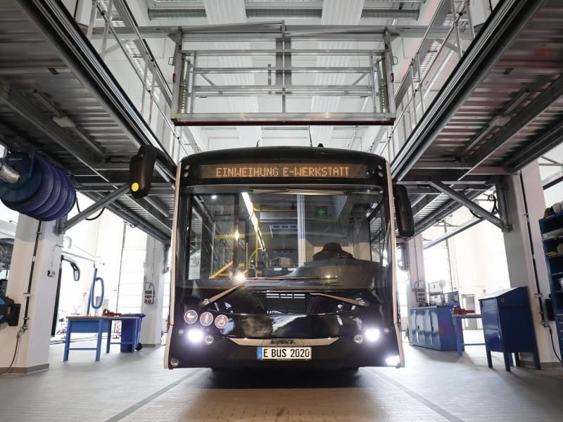 Ein Elektro-Gelenkbus steht in der Elektrobus-Werkstatt der Verkehrsbetriebe Hamburg-Holstein GmbH (VHH). Foto: Christian Charisius/Archiv