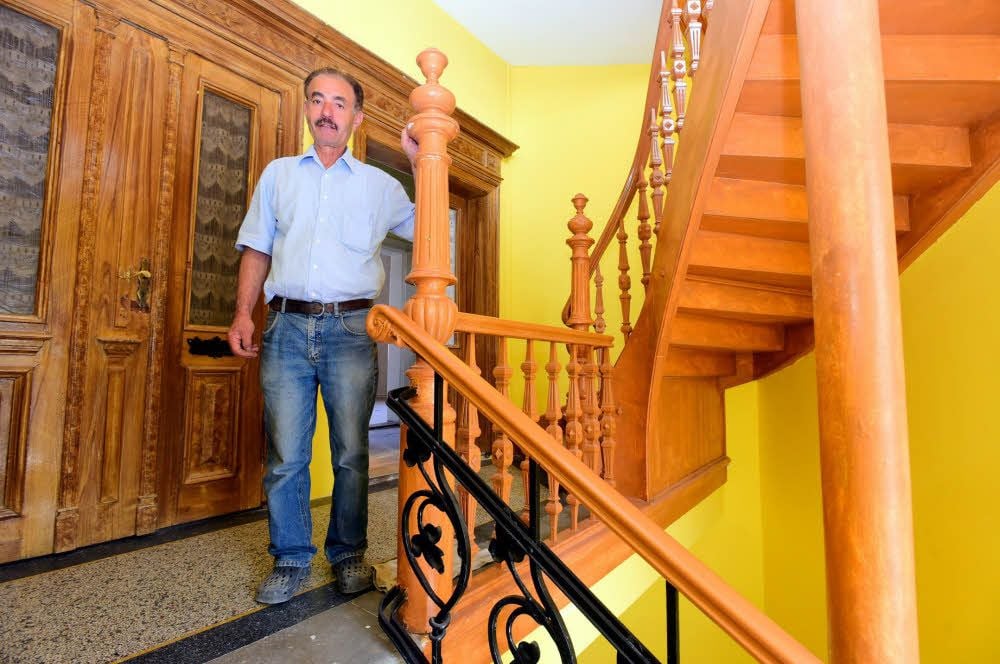 Soubhi Redwan steht im Treppenhaus, in dem die Sanierungsarbeiten schon weit fortgeschritten sind.