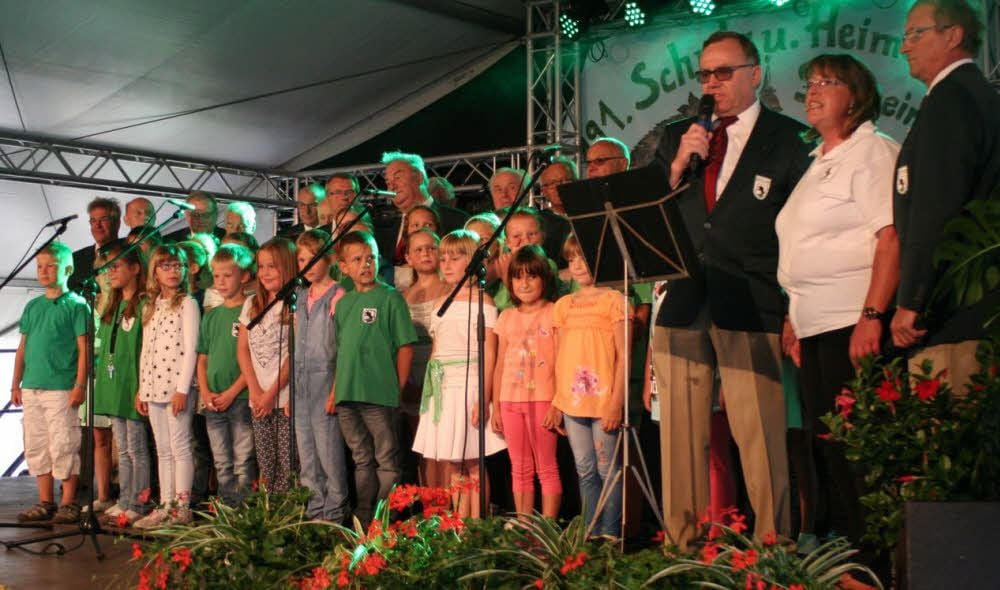 Der Titelsong für den 48. Schweinitzer Heimatabend „Alle Jahre wieder“ wurde zu Beginn der Veranstaltung gemeinsam vom Männerchor 1847 Schweinitz und von Grundschülern der Stadt interpretiert.