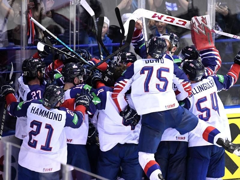 Großbritanniens Spieler jubeln über den 4:3-Sieg gegen Frankreich. Foto: Monika Skolimowska/dpa