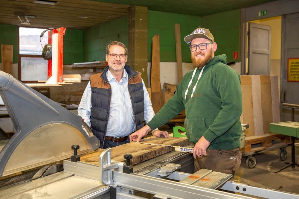 Reinhard Riedel (links) und Sohn Sebastian leiten gemeinsam den Modellbau- und Tischlereibetrieb in der Naumburger Straße.