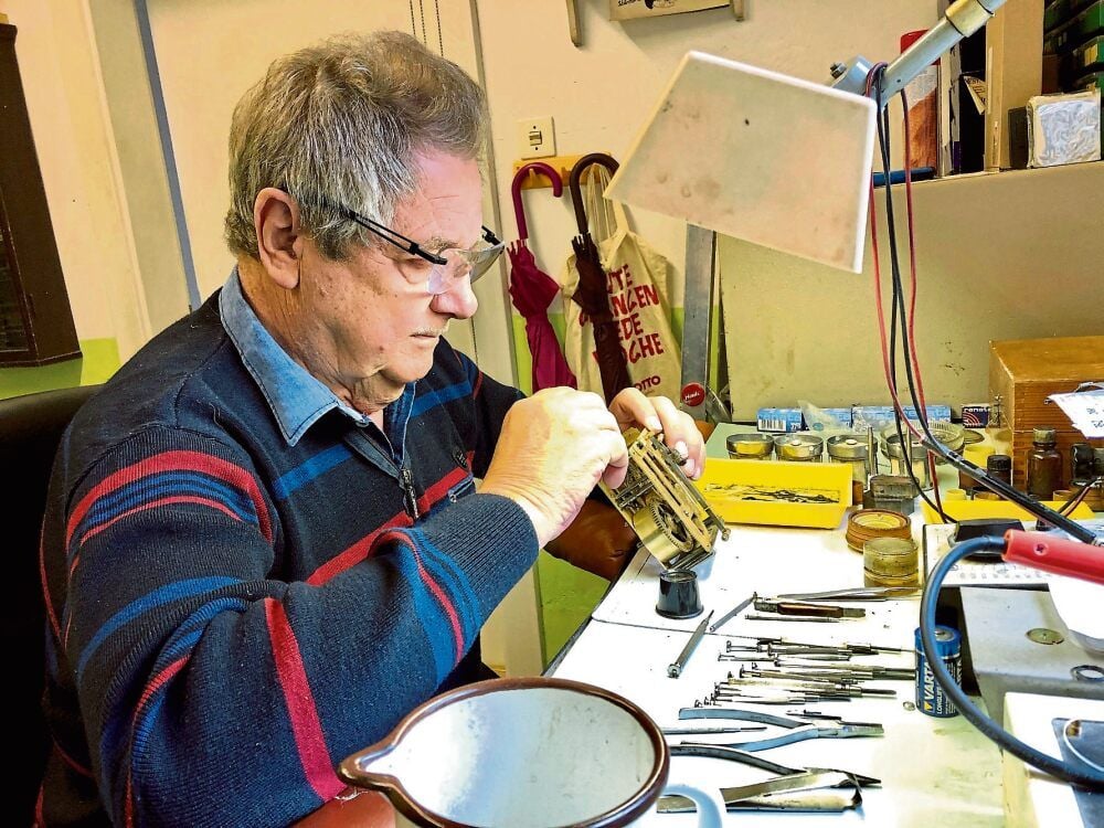 Mit handwerklichem Können und Geschick versucht Rainer Ritschel seit Jahrzehnten, Uhren wieder zum Laufen zu bringen.