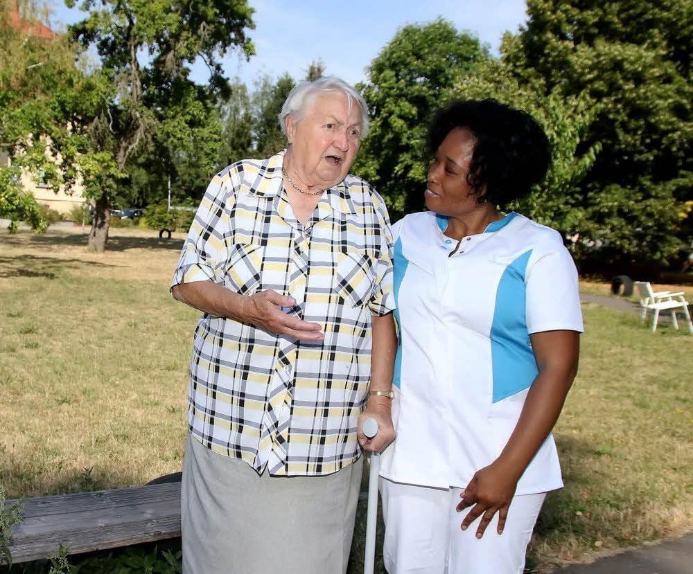 Alande Derelos aus Haiti spricht mit Hilda Hebecker (89).