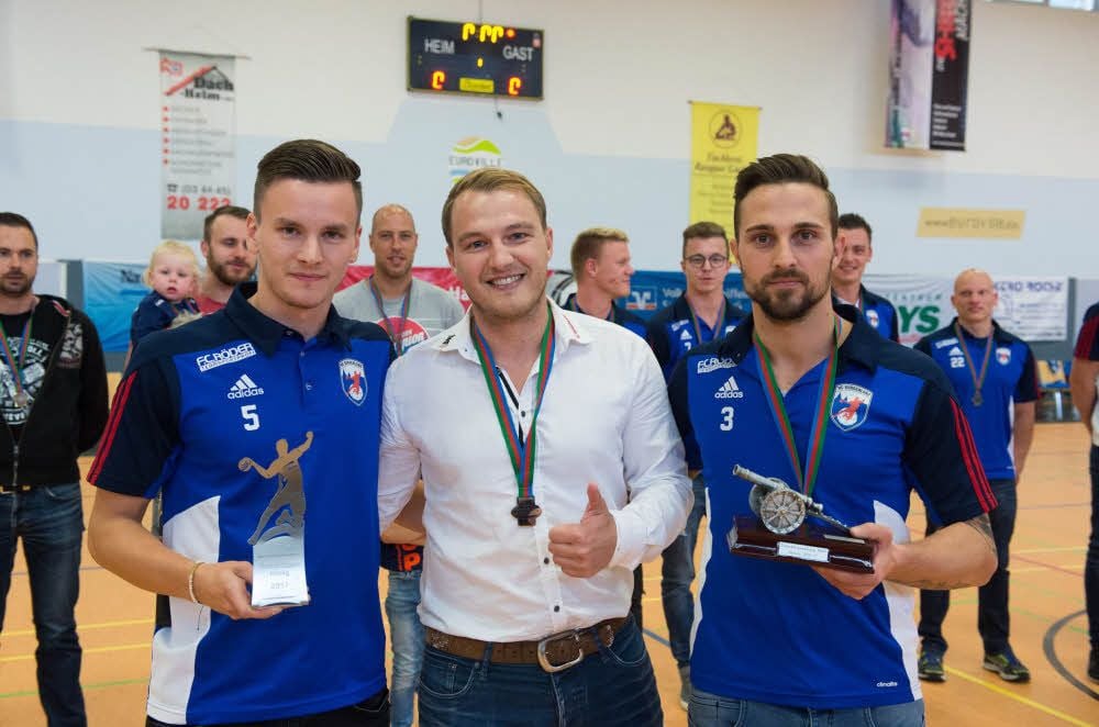 Hendrik Taube (l.) wurde vor dem DHB-Pokalspiel der Frauen am Sonntag im „Euroville“ als bester Torschütze der Sachsen-Anhalt-Liga - noch für den Weißenfelser HV - geehrt. Kenny Dober (r.), sein neuer Teamkollege beim HCB, erhielt zum dritten Mal die Torjägerkanone der Oberliga. In der Mitte: Tobias Ufer, der seine Karriere beendet hat.