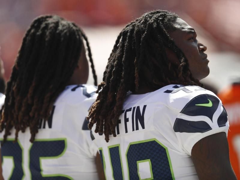 Shaquem Griffin (r) und sein Bruder Shaquill Griffin von den Seattle Seahawks stehen während der Nationalhymne nebeneinander. Foto: David Zalubowski/AP
