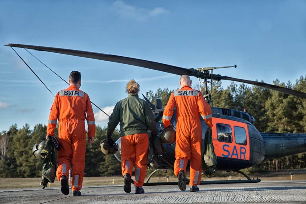 Auf dem Weg zum nächsten Einsatz: Major Marcus Preuß, Stabsfeldwebel Constance Edinger und Hauptmann Marc Höllerer (von links) schreiten in Richtung Maschine.