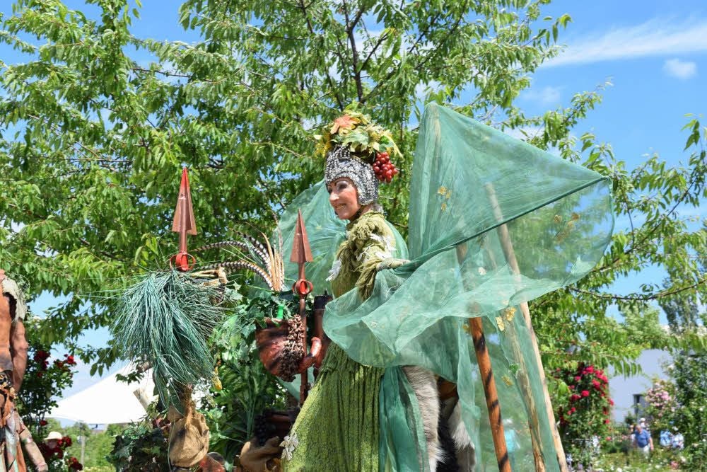 Die Elfen vom Zick-Zack-Traumtheater wandelten durch den Park.