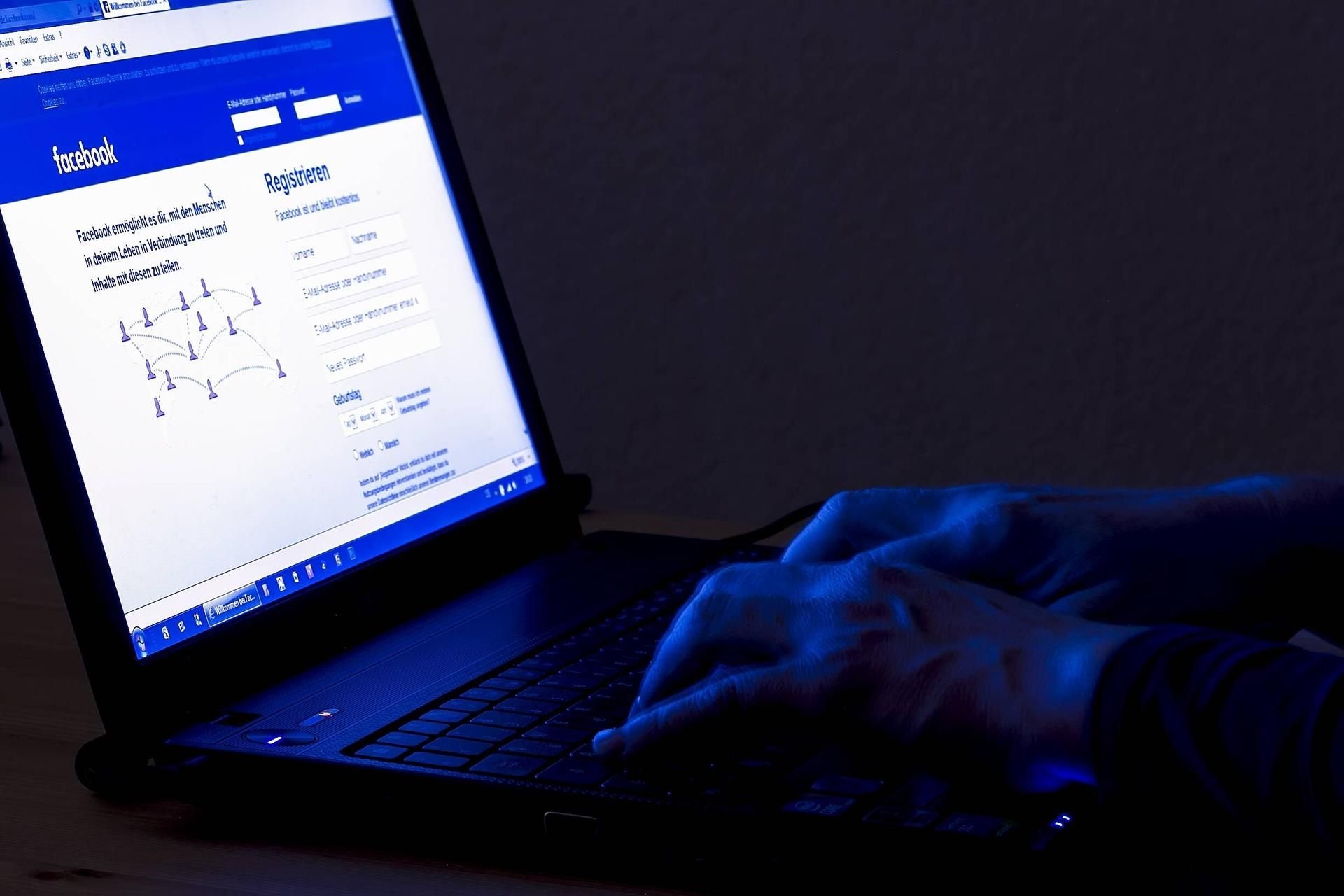 Jemand schreibt etwas bei Facebook. (Symbolbild)