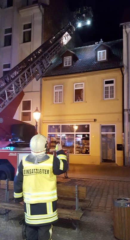Einsatzleiter Yves Kluge von der Freiwilligen Feuerwehr Köthen schaut nach oben: Auf dem Dachfirst sitzt eine Katze. Die hat partout keine Lust, zu ihren Besitzern herunterzukommen. Nun muss sie gerettet werden.