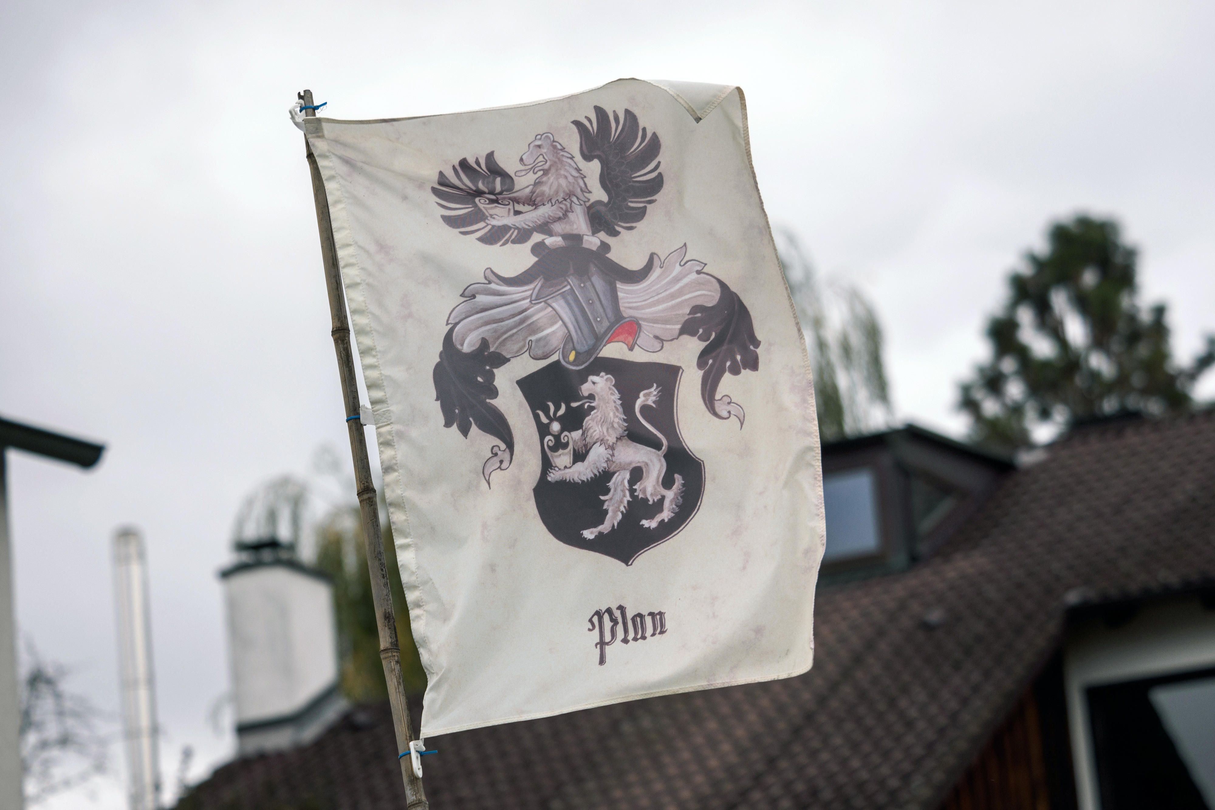 Eine Flagge mit der Aufschrift «Plan» aufgenommen auf Grundstück eines sogenannten Reichsbürgers.