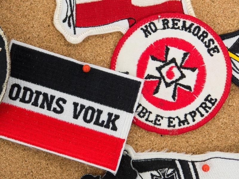 Aufnäher mit rechtsextremer Botschaft: "White Power", "Odins Volk" und das Symbol des US-amerikanischen rechtsextremen Ku-Klux-Klan. Foto: Sebastian Gollnow