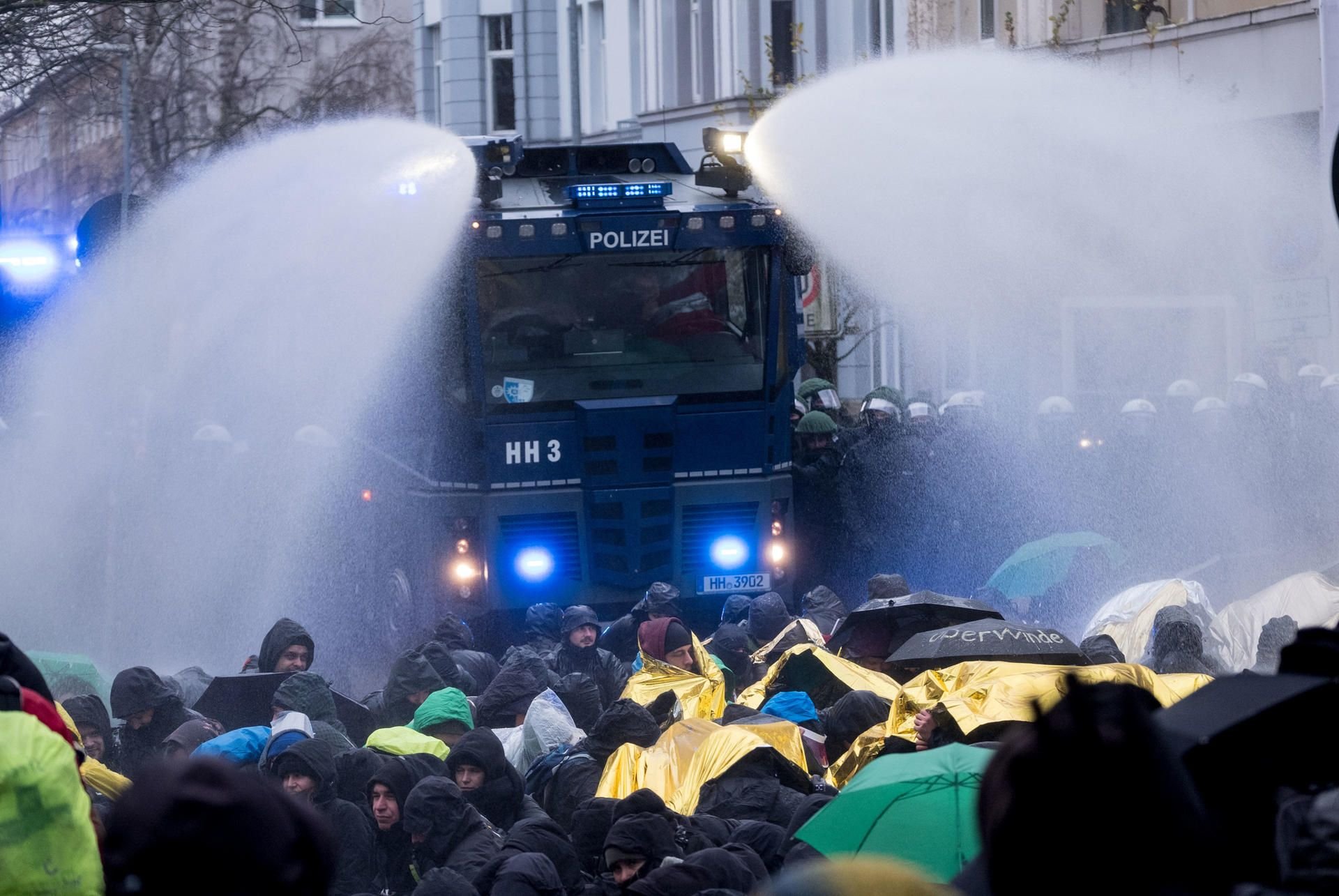 Die Polizeibeamten räumen mit Wasserwerfern eine von Demonstranten besetze Straße nahe des HCC Hannover Congress Centrum in Hannover.