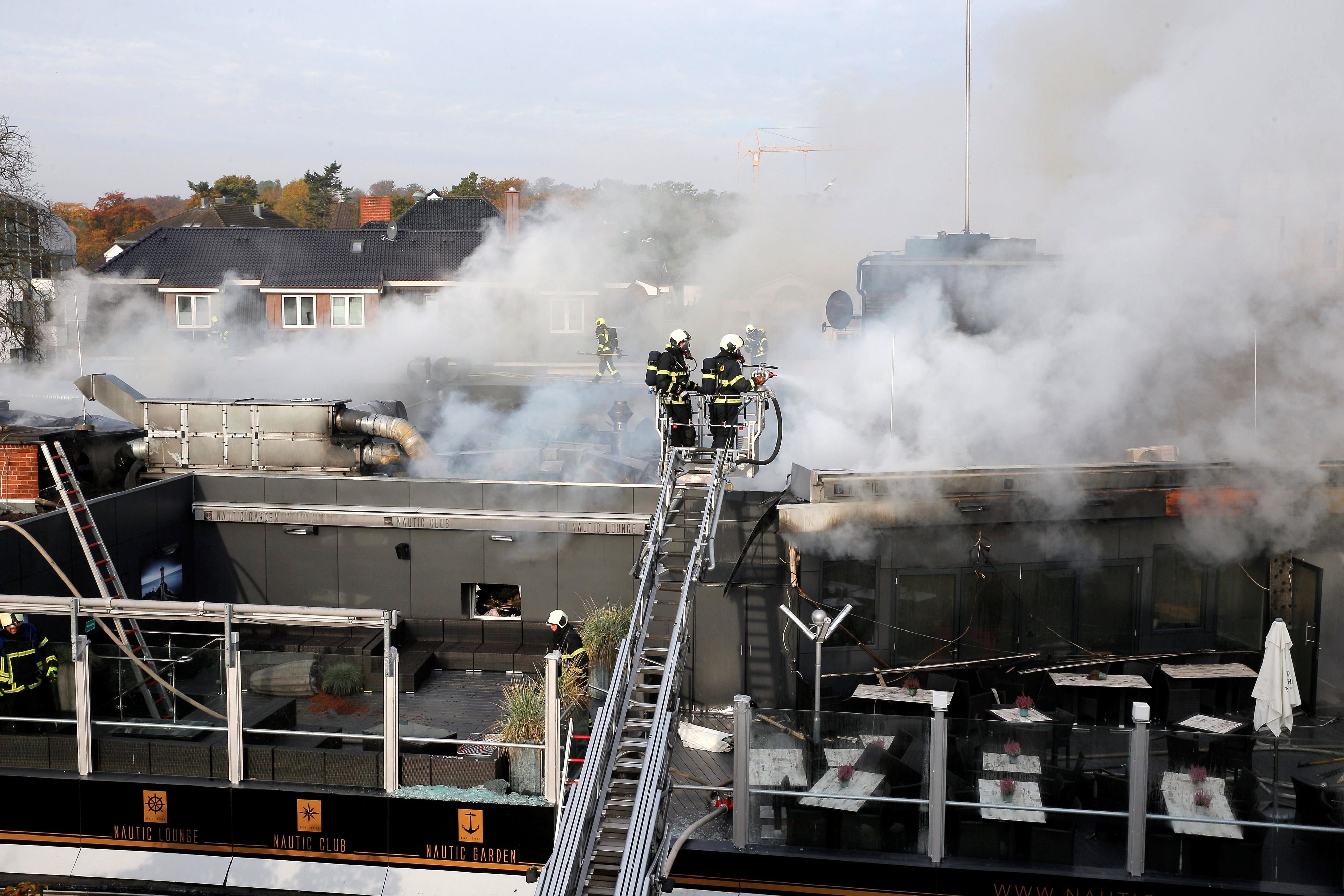 Einsatzkräfte der Feuerwehr bekämpfen in Timmendorfer Strand (Schleswig-Holstein) ein Feuer in der Dachkonstruktion eines Einkaufszentrums.