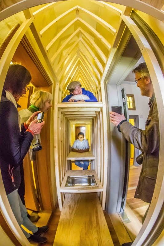 Klein, kleiner, „62 cm Home“: In der wahrscheinlich winzigsten Einraumwohnung, hineingebaut in einen schmalen Gang im Wittenberger Cranach-Haus am Markt, hat der Architekt Van Bo Le-Mentzel sein Werk erklärt.
