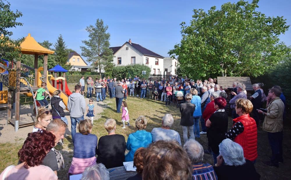 Das Interesse bei der Gründung der Bürgerinitiative war groß. Im Hintergrund verläuft der Kleine Weg.