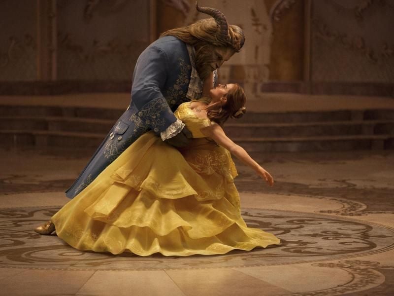 Dan Stevens als Biest und Emma Watson als Belle haben sich nach ganz oben getanzt und besetzen weiterhin die Spitze der Kino-Charts hierzulande. Foto: Disney