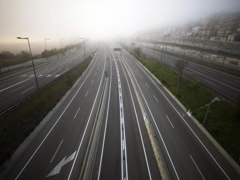 Leere Autobahn in Richtung Barcelona: Spanien hat eine zweiwöchige Ausgangssperre ausgerufen. Foto: Emilio Morenatti/AP/dpa