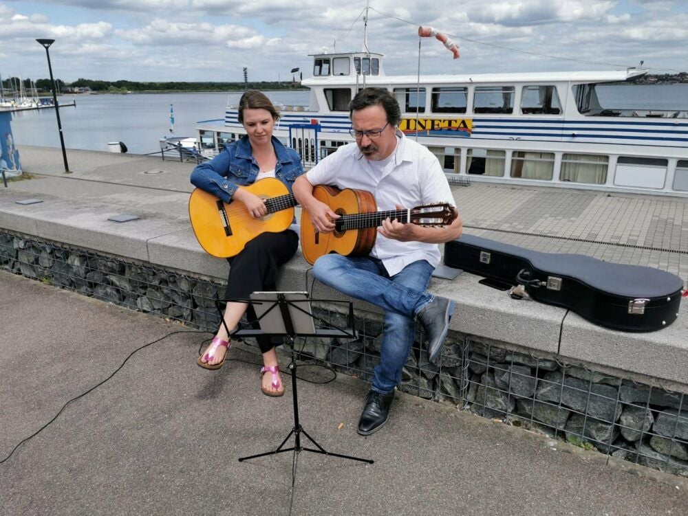 Josefine Bernatzki und Volker Schopf mit Gitarre an der Goitzsche