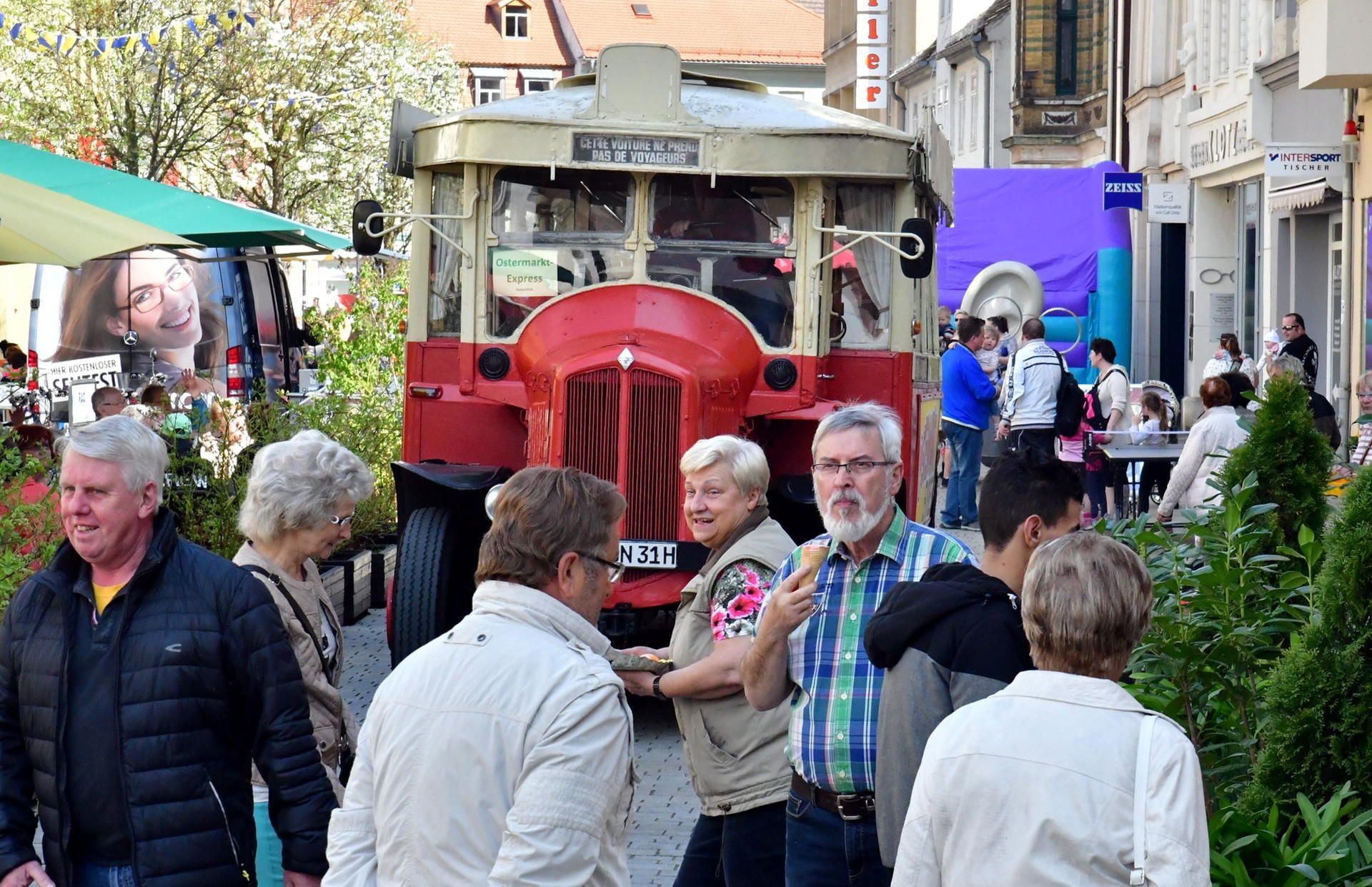 Der historische Oldtimer-Bus kam bei den Besuchern des Ostermarktes Weißenfels gut an.