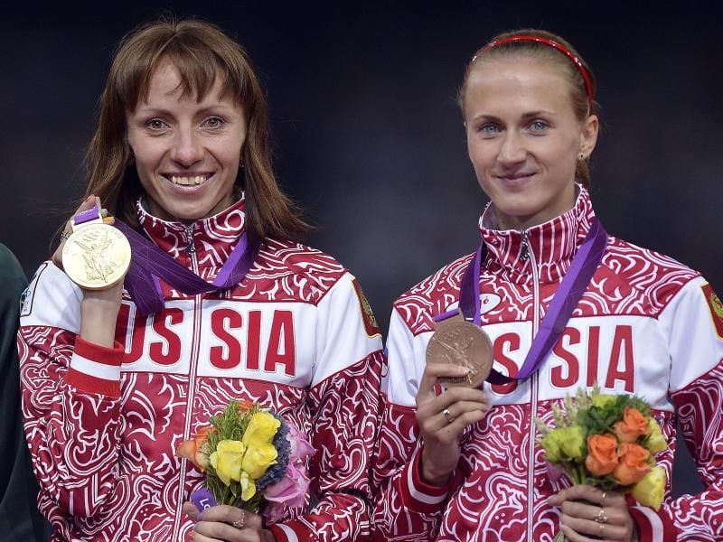 Jekaterina Poistogowa (r) rückte nachträglich auf den Silberrang, weil Marija Sawinowa (l) ihr Gold wegen eines positiven Dopingbefunfs verlor. Foto: Christophe Karaba/EPA