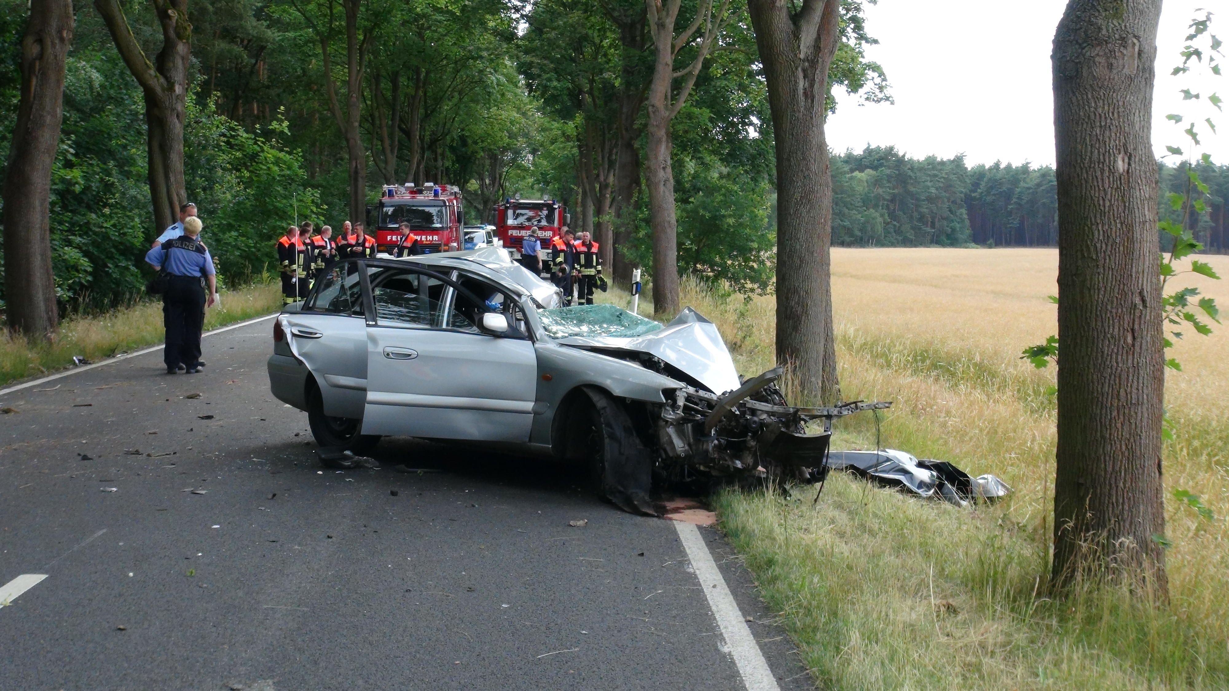 Der Fahrer der Unfallautos wurde tödlich verletzt, Notarzt und Rettungssanitäter konnten nicht mehr helfen.