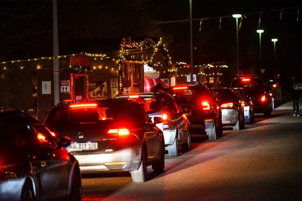 Rote Festbeleuchtung: In der Werkstraße stauten sich die Autos ....