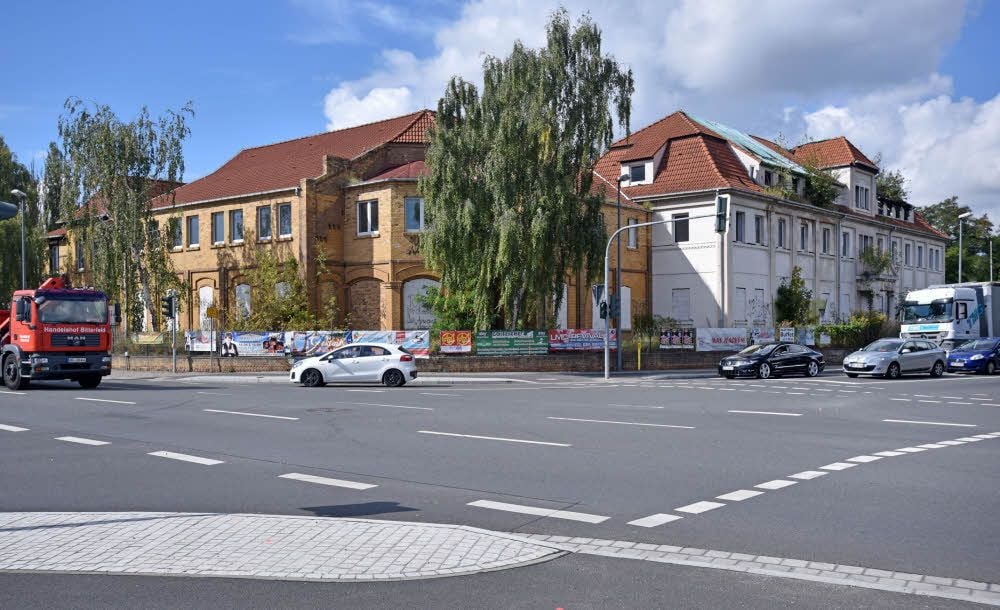 Verfallendes Haus in Bitterfeld: das ehemalige Mibrag-Gebäude am Kreuzeck (B 100/B 184)