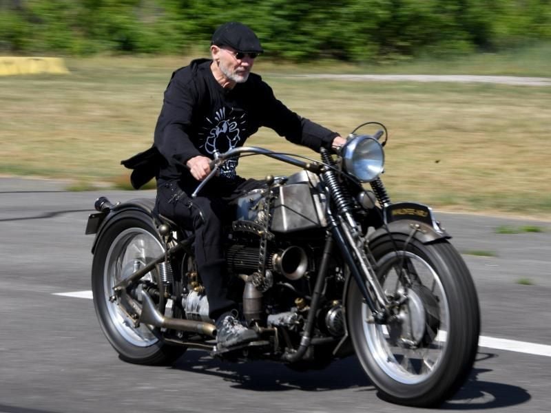 Comiczeichner Rötger Feldmann alias Brösel fährt ein Motorrad. Foto: Carsten Rehder