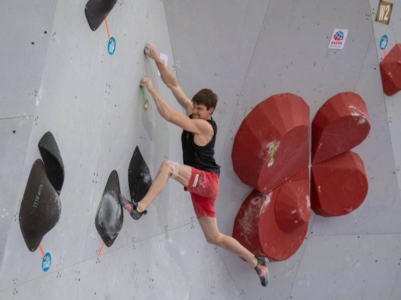 Kletter-Ass Jan Hojer an der Boulderwand. Foto: Lino Mirgeler